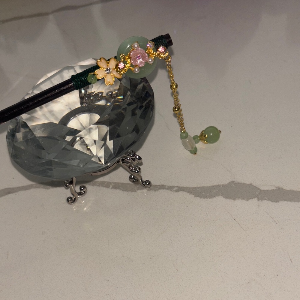 Elegant Green Hair Stick with Floral Accents ♥️